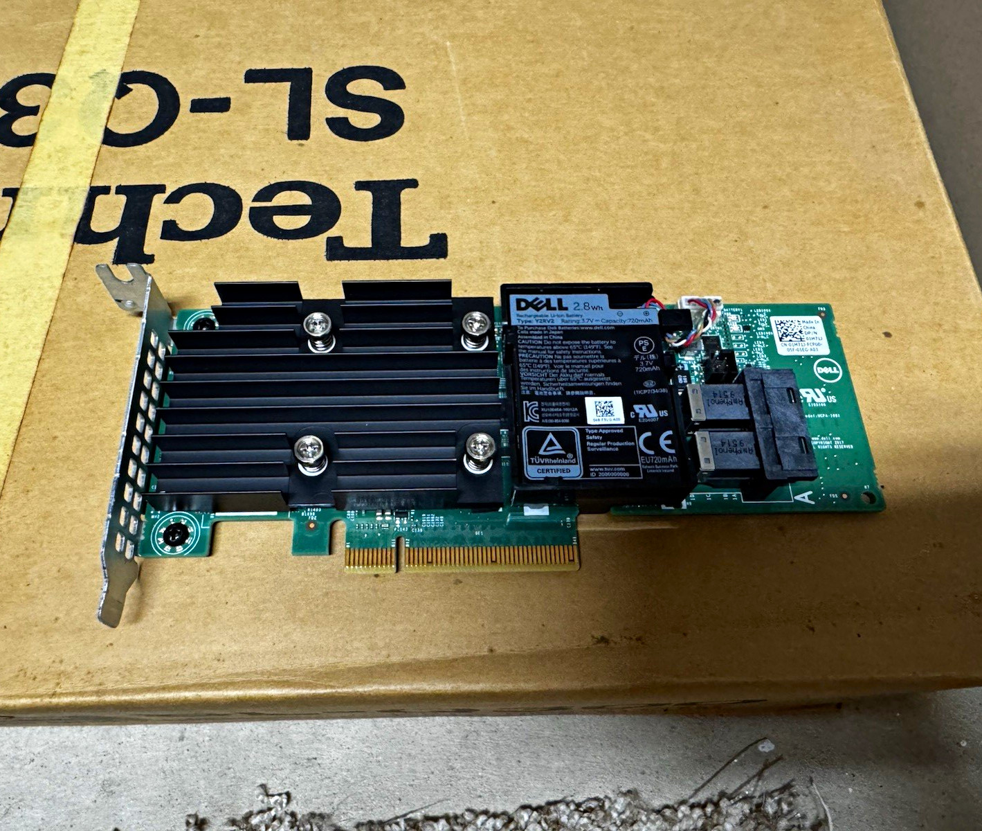 Dell PERC H740P 8-port SAS RAID Controller + RAID cable