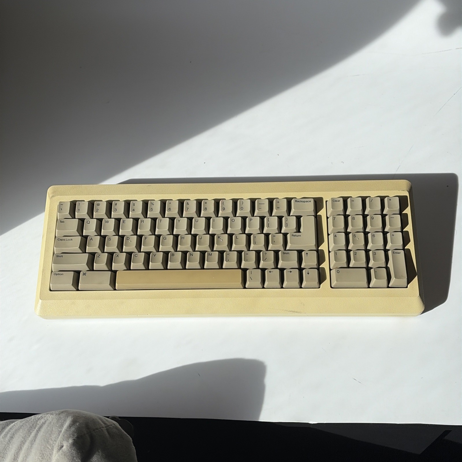 Vintage Apple Macintosh Keyboard M0110A Untested No Cable Yellowed