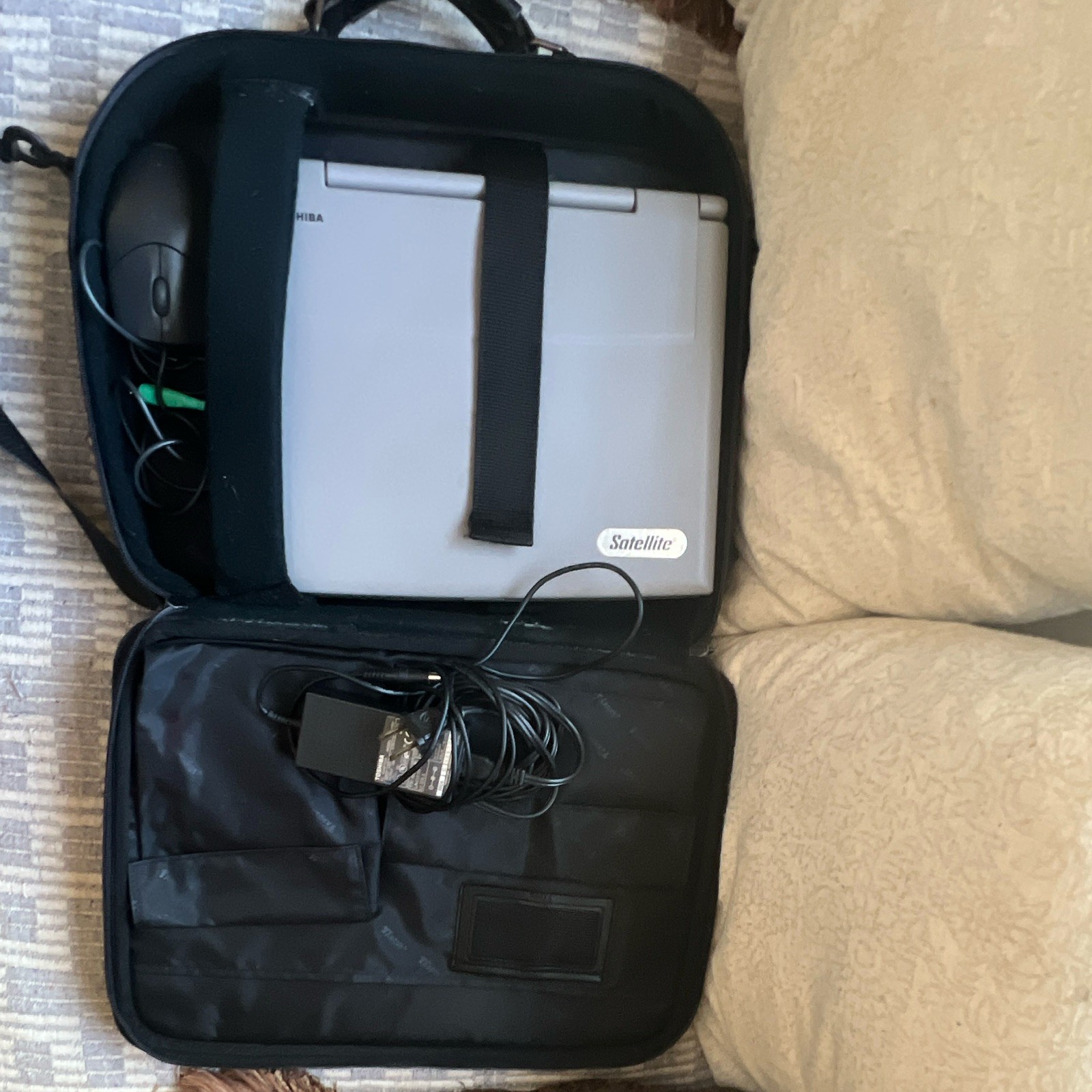 Toshiba Satellite 335CDT Vintage Laptop w/ Carry Case, Mouse, Power Adapter