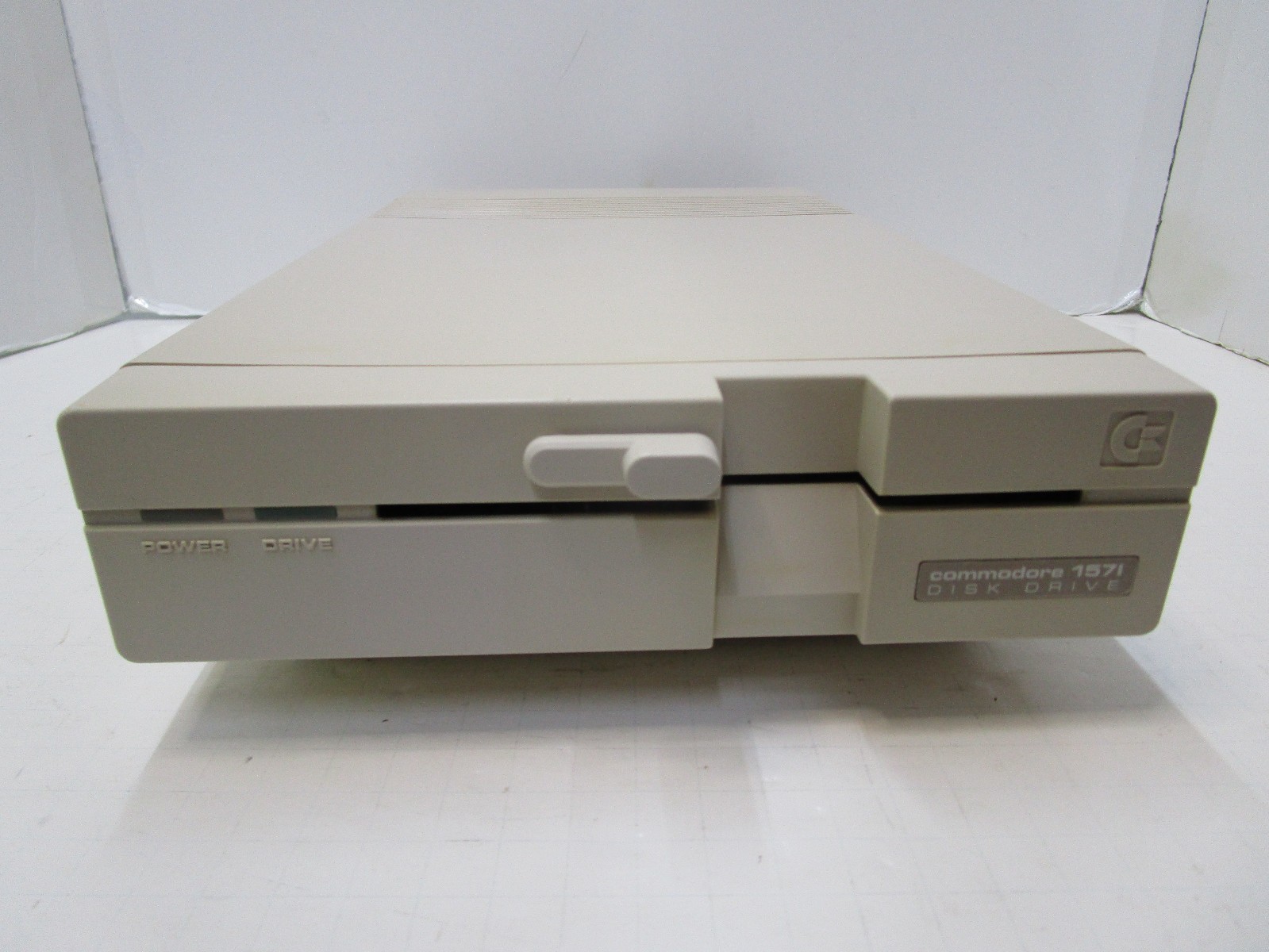 COMMODORE 1571 FLOPPY DRIVE FOR C64 64C VIC-20 C16 PLUS/4 128 TESTD/WRKN LX62 ๐พ COMMODORE 1571 FLOPPY DRIVE FOR C64 64C VIC-20 C16 PLUS/4 128 TESTD/WRKN LX62 ๐พ
