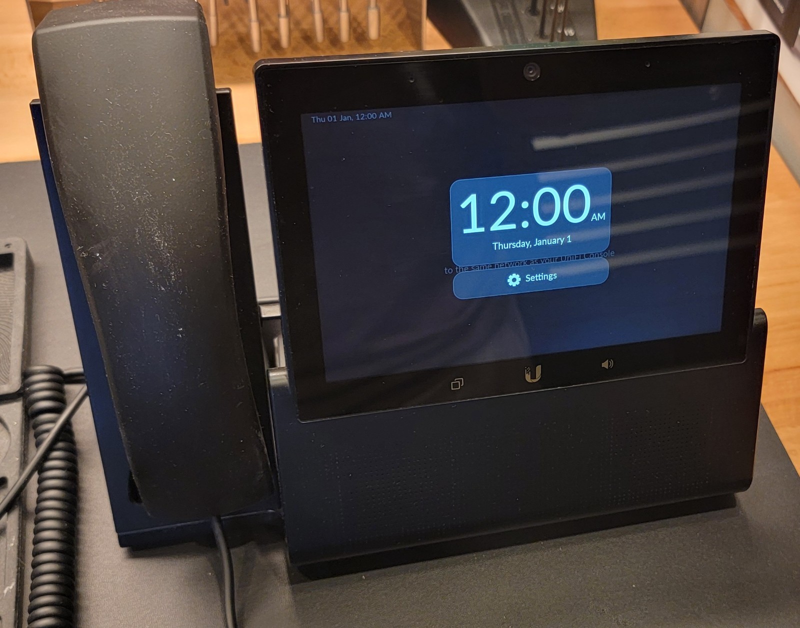 Ubiquiti UniFi Talk UTP-TouchMax-L PoE VoIP Enterprise Desk Phone
